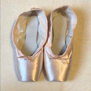 Brand new Suffolk pointe shoes (single X)